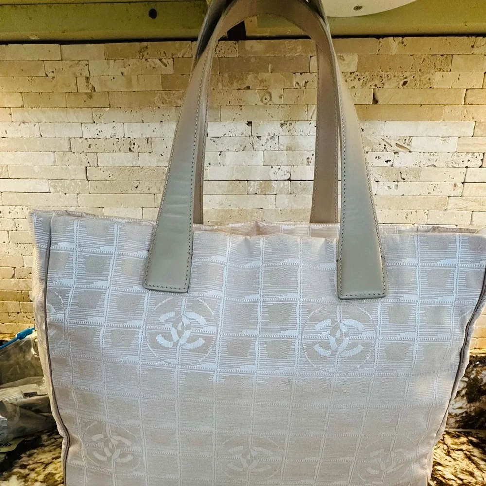 CHANEL Gray Beige Travel Bag with Geometric Design - Picture 4 of 16